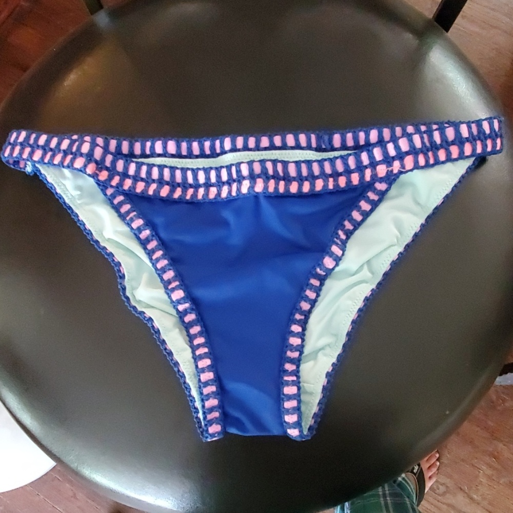 Blue VS bikini botton